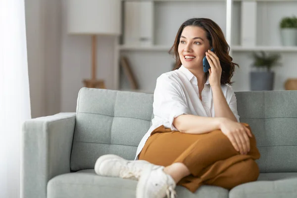 Feliz Mulher Bonita Casual Está Usando Telefone Sentado Sofá Casa — Fotografia de Stock