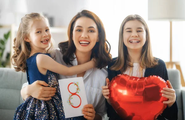 国庆节快乐 孩子们的女儿们在向母亲道贺 并给她寄明信片 妈妈和女孩笑着拥抱 家庭假日和团聚 — 图库照片