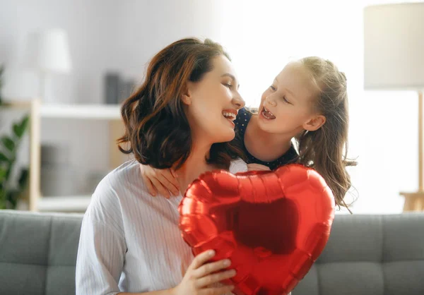 Feliz Dia Filha Está Parabenizando Mãe Dando Seu Balão Coração — Fotografia de Stock