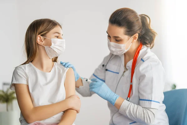 Doctor Vaccinating Child Hospital — Stock Photo, Image
