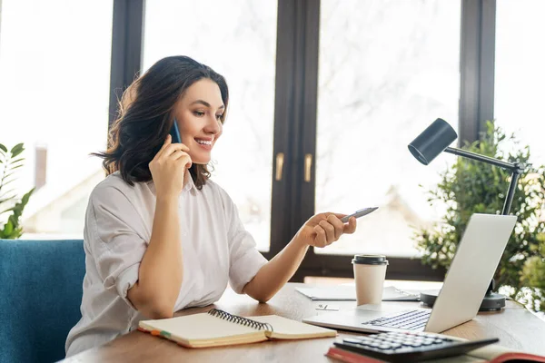 Happy Casual Piękna Kobieta Pracuje Laptopie Biurze — Zdjęcie stockowe