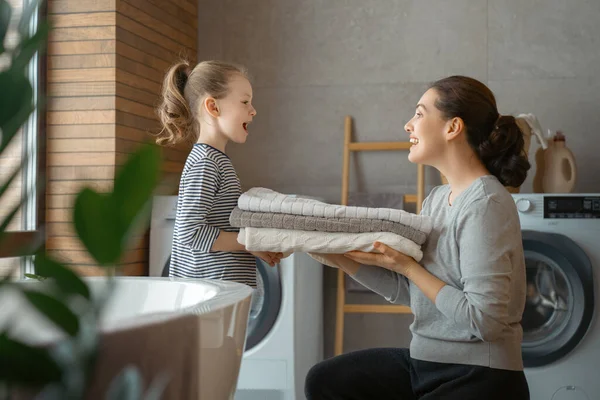 Schöne Junge Frau Und Kind Mädchen Kleine Helferin Haben Spaß — Stockfoto