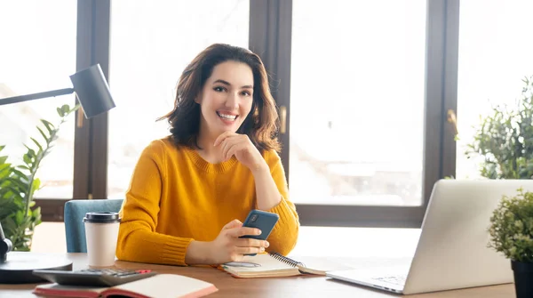 Gelukkig Casual Mooi Vrouw Werken Een Laptop Het Kantoor — Stockfoto