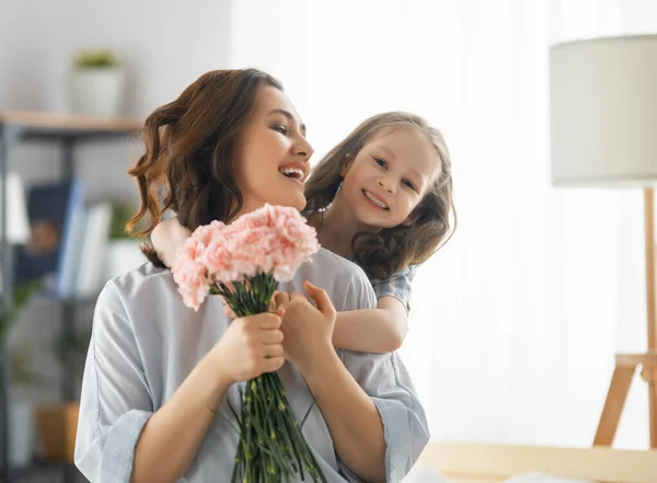 Szczęśliwy Dzień Córka Gratuluje Matce Daje Jej Kwiaty Mama Dziewczyna — Zdjęcie stockowe