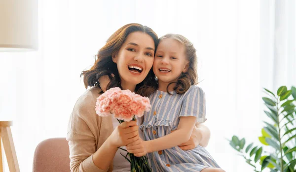 Feliz Dia Filha Está Felicitar Mãe Dar Lhe Flores Mãe — Fotografia de Stock