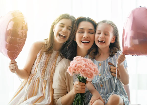 Feliz Dia Filhas Crianças Estão Parabenizando Mãe Dando Lhe Flores — Fotografia de Stock