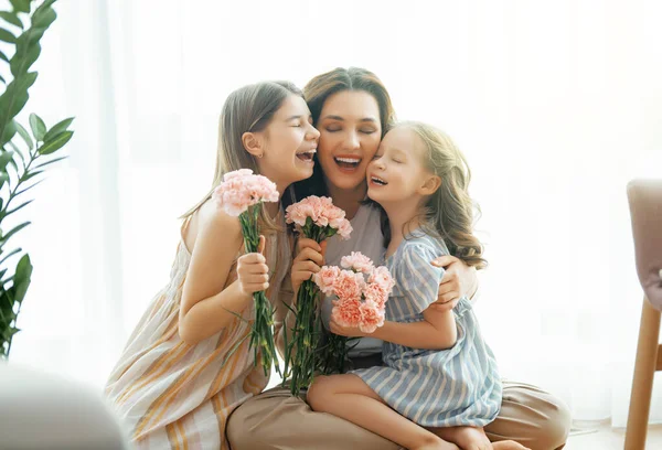 Feliz Dia Filhas Crianças Estão Parabenizando Mãe Dando Lhe Flores — Fotografia de Stock