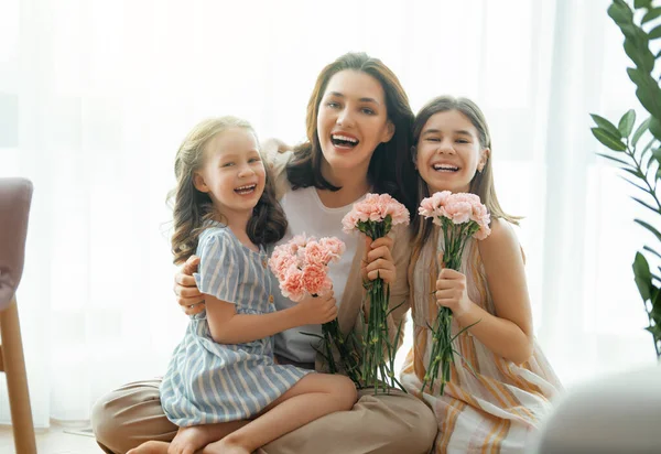 Feliz Dia Filhas Crianças Estão Parabenizando Mãe Dando Lhe Flores — Fotografia de Stock