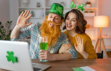 Mutlu aile çifti St. Patrick Günü 'nü arkadaşlarıyla birlikte evde kutluyor..