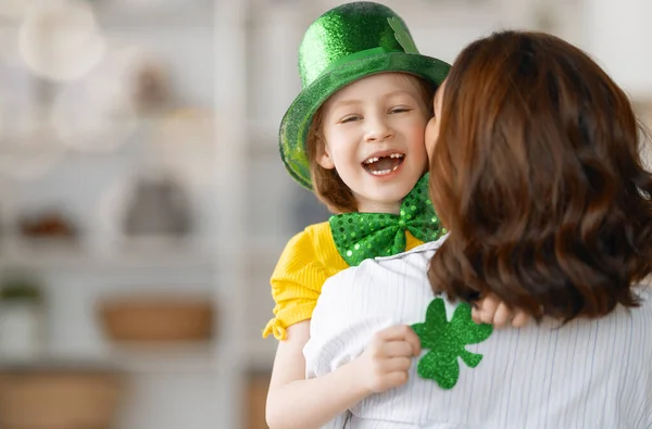 Feliz Familia Celebrando Día San Patricio —  Fotos de Stock