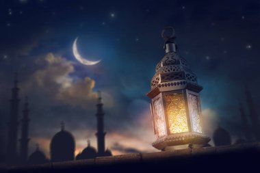 Gece parlayan yanan mumlu süs Arap feneri. Kutlama kartı, Müslüman kutsal ayı için davetiye Ramazan Kareem.