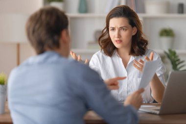 Kadın ve erkek ofiste çalışıyor. Ortak takım çalışması..