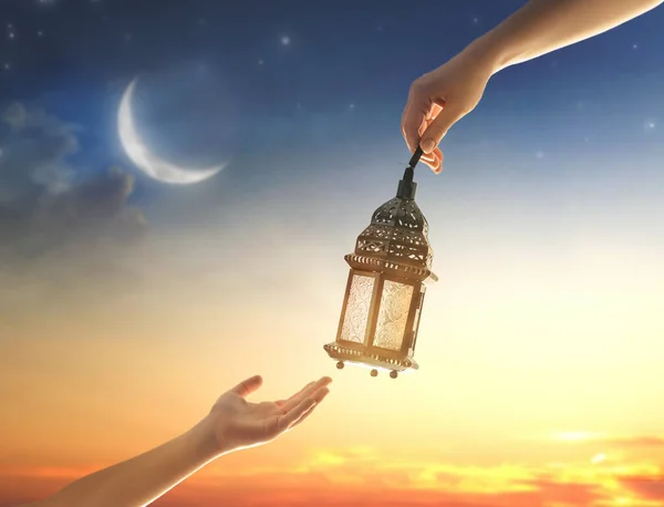 手で輝く燃えるろうそくと装飾的なアラビアランタン お祝いのグリーティングカード イスラム教徒の聖なる月への招待ラマダーン カレーム — ストック写真