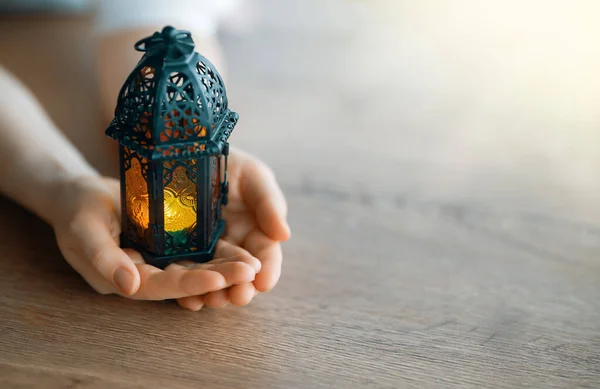 装饰的阿拉伯灯笼 手里拿着燃烧的蜡烛 节日贺卡 穆斯林圣月斋月请柬 — 图库照片