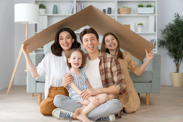 Mutter Vater Und Kind Raum Mit Einem Dachsymbol Wohnkonzept Für — Stockfoto