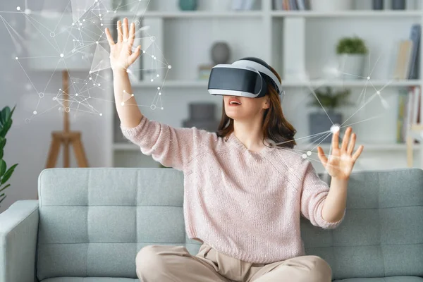 Metaverse Teknik Koncept Kvinna Med Virtual Reality Goggles Sitter Soffan — Stockfoto