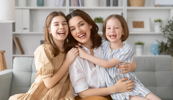 Guten Tag Mutter Und Ihre Töchter Spielen Lächeln Und Umarmen — Stockfoto