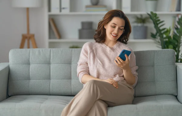 Šťastný Ležérní Krásná Žena Pomocí Telefonu Sedí Pohovce Doma — Stock fotografie