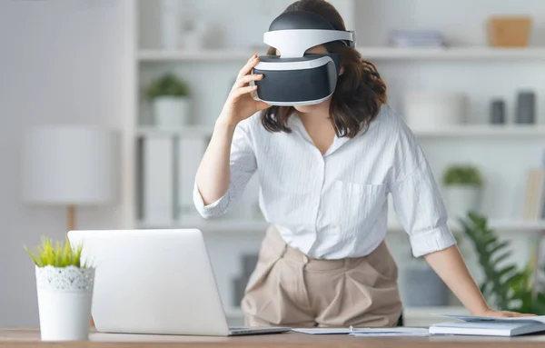 Concepto Tecnología Metaversa Mujer Con Gafas Realidad Virtual Está Trabajando — Foto de Stock