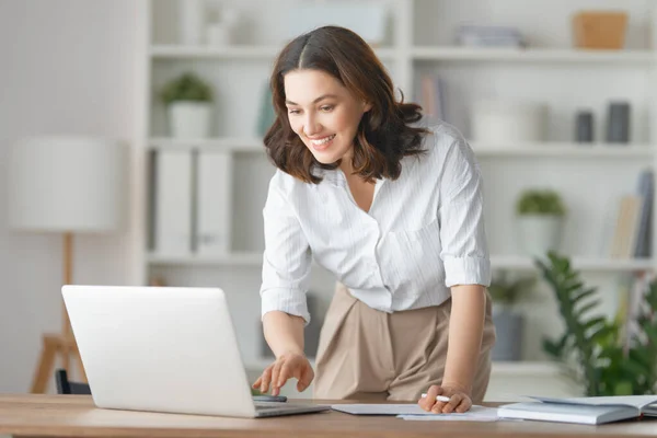 Glad Casual Vacker Kvinna Som Arbetar Bärbar Dator Kontoret — Stockfoto