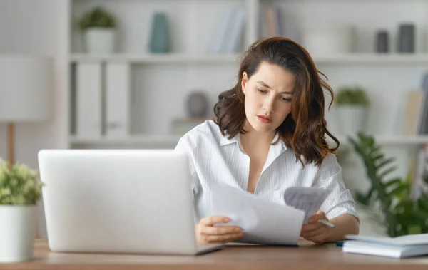 Skoncentrowana Kobieta Pracująca Laptopie Biurze — Zdjęcie stockowe