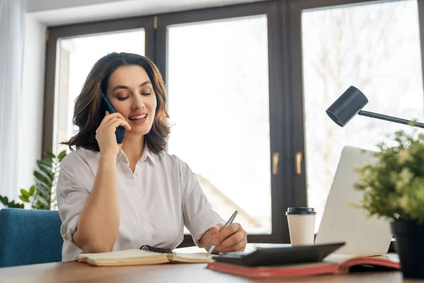 Happy Casual Piękna Kobieta Pracuje Rozmawia Przez Telefon Biurze — Zdjęcie stockowe