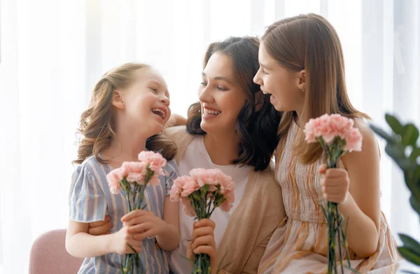 Szczęśliwy Dzień Córki Dzieci Gratulują Matce Dają Jej Kwiaty Mama — Zdjęcie stockowe