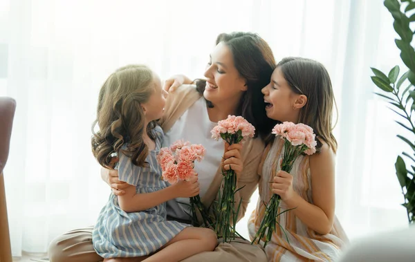 Guten Tag Kindertöchter Gratulieren Der Mutter Und Überreichen Ihr Blumen — Stockfoto