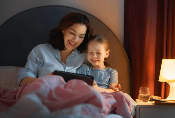 Glücklich Liebende Familie Junge Mutter Und Tochter Mit Tablet Lustige — Stockfoto