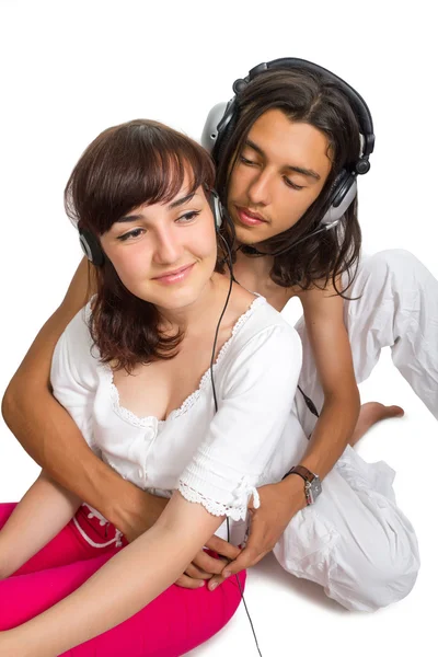 Pareja joven escucha música en los auriculares —  Fotos de Stock