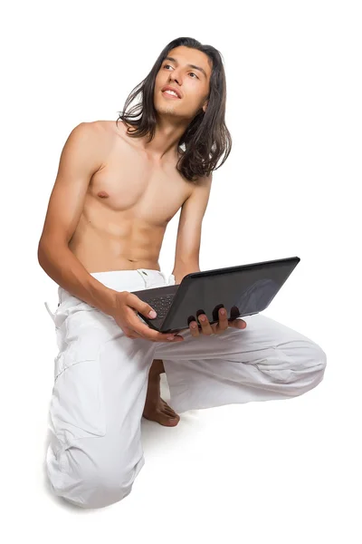 Retrato de um jovem usando um laptop — Fotografia de Stock