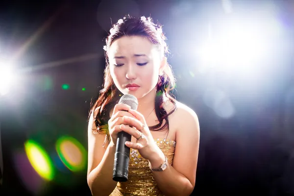 Zpívající žena z Asie — Stock fotografie