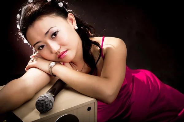 Mulher cantora da Ásia — Fotografia de Stock