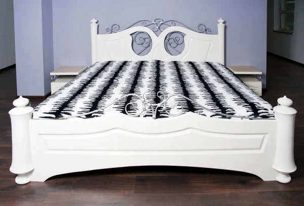 Белая кровать в стиле модерн — стоковое фото
