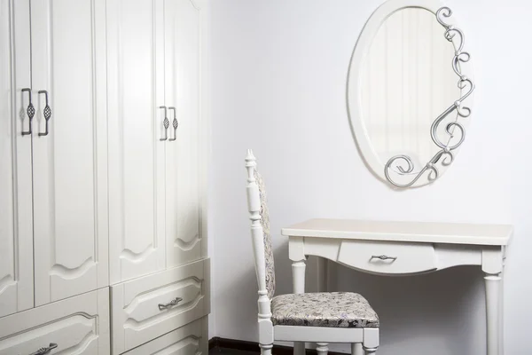 Table Blanche, chaise, miroir dans un style ancien et moderniste — Photo