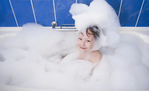 küçük kız banyoda