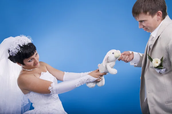Lo sposo e la sposa in una situazione di conflitto — Foto Stock