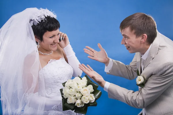 O noivo e a noiva em uma situação de conflito — Fotografia de Stock