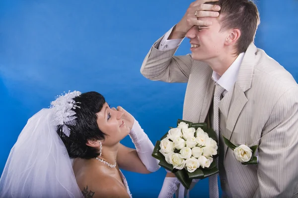 The groom and the bride in a conflict situation — Stock Photo, Image