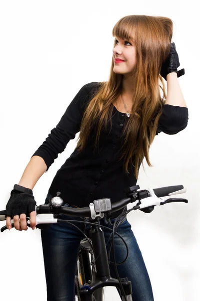 A jovem com bicicleta . — Fotografia de Stock