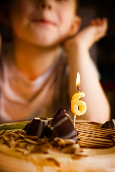 Junge in seinem Geburtstag — Stockfoto