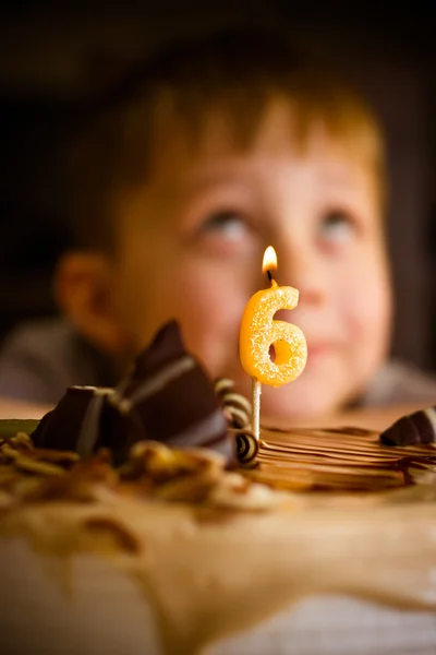 Junge in seinem Geburtstag — Stockfoto