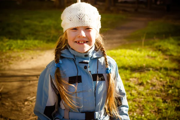 Liten flicka i park i höst — Stockfoto