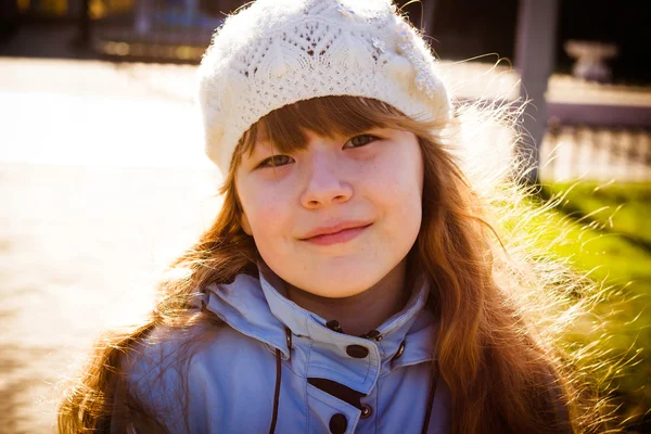 Petite fille dans le parc à l'automne — Photo