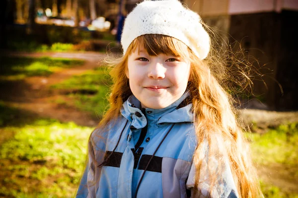 Маленька дівчинка в парку восени — стокове фото