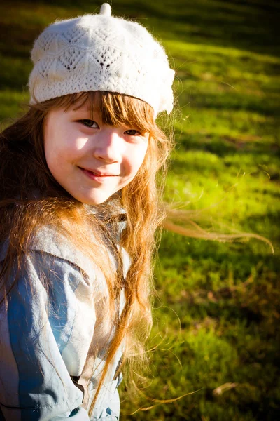 Klein meisje in park in het najaar — Stockfoto