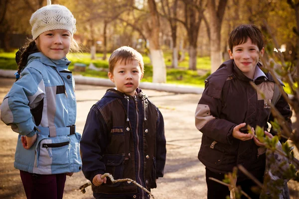 Children in park in the autumn — Stock Photo, Image