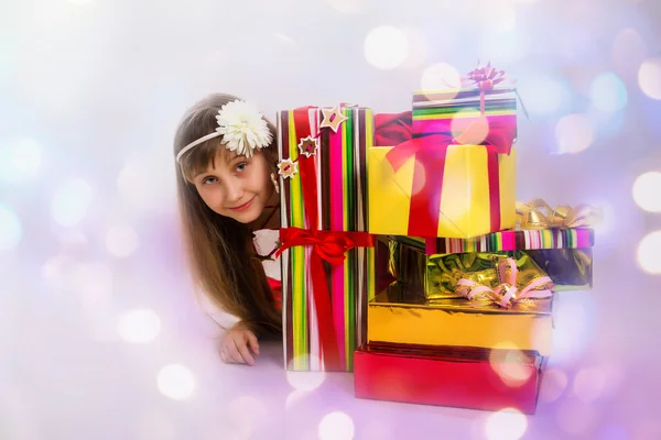 Het meisje de tiener en haar geschenken op verjaardag — Stockfoto