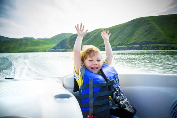Reise von Kindern auf dem Wasser im Boot — Stockfoto