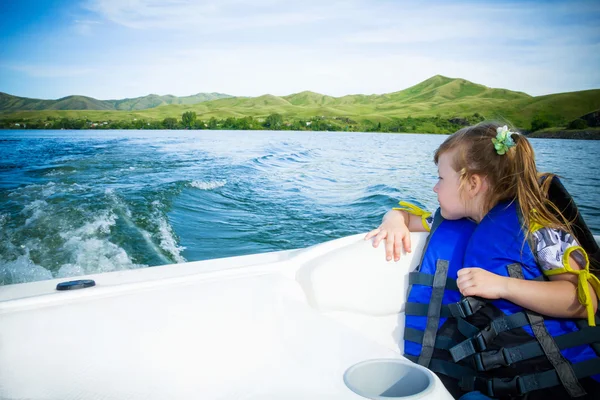 水、ボートの上の子供の旅行 — ストック写真